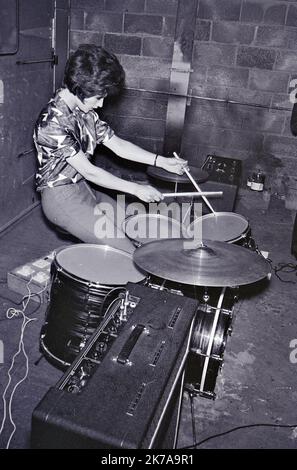 DIE ENGLISCHE Popgruppe, DIE 1964 in einer Garage im Norden Londons mit Honey Lantree o Drums probt und den Van der Gruppe fährt, WIRD VON HONEY Lantree GEPROBT Stockfoto