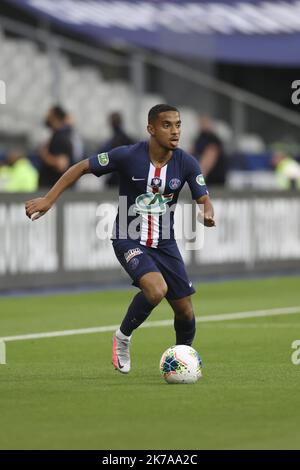 ©Sebastien Muylaert/MAXPPP - Colin Dagba von Paris Saint-Germain läuft mit dem Ball während des französischen Cup-Finalspiels zwischen Paris Saint Germain (PSG) und Saint Etienne (ASSE) im Stade de France in Paris, Frankreich. 24.07.2020 Finale des Coupe de France Fußballs im Stade de France zwischen PSG und Saint Etienne. Der Zugang zum Stadion war nur für 5.000 Zuschauer erlaubt. Stockfoto