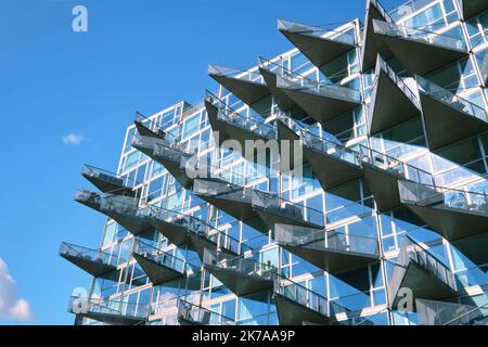 Kopenhagen, Dänemark - September 2022: VM-Häuser mit modern aussehenden Dreiecksbalkonen, entworfen von JDS und Bjarke Ingels Group, Bezirk Orestad Stockfoto