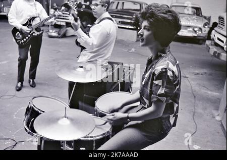 DIE ENGLISCHE Popgruppe, DIE 1964 in einer Garage im Norden Londons mit Honey Lantree o Drums probt und den Van der Gruppe fährt, WIRD VON HONEY Lantree GEPROBT Stockfoto