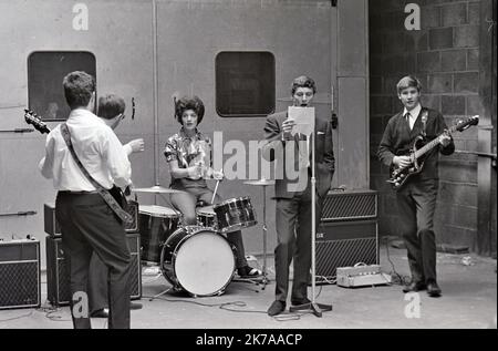 DIE ENGLISCHE Popgruppe, DIE 1964 in einer Garage im Norden Londons mit Honey Lantree o Drums probt und den Van der Gruppe fährt, WIRD VON HONEY Lantree GEPROBT Stockfoto