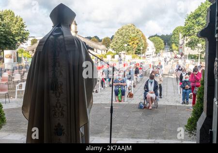 ©PHOTOPQR/OUEST FRANKREICH/Lucie Weeger ; Sainte-Anne-d'Auray ; 26/07/2020 ; Le Grand Pardon de Sainte-Anne d'Auray est maintenu malgré la crise sanitaire . En temps normal, le troisème pèlerinage de France accueille 15 000 personnes. Cette année, les pélerins doivent réserver par le site Internet les messes aux quelles ils souhaitent assister, puisque la basilique Sainte-Anne d'Auray ne peut accueillir que 5000 personnes pour respecter les mesures sanitaires. Le Port du Masque est obligatoire, et un système de marquage a été mis place pour inviter les fidèles à respecter les gestes barrières. 2èm Stockfoto