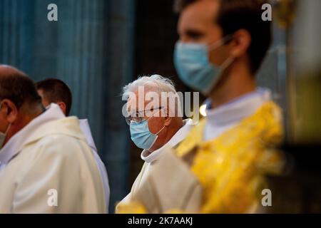 ©PHOTOPQR/OUEST FRANKREICH/Lucie Weeger ; Sainte-Anne-d'Auray ; 26/07/2020 ; Le Grand Pardon de Sainte-Anne d'Auray est maintenu malgré la crise sanitaire . En temps normal, le troisème pèlerinage de France accueille 15 000 personnes. Cette année, les pélerins doivent réserver par le site Internet les messes aux quelles ils souhaitent assister, puisque la basilique Sainte-Anne d'Auray ne peut accueillir que 5000 personnes pour respecter les mesures sanitaires. Le Port du Masque est obligatoire, et un système de marquage a été mis place pour inviter les fidèles à respecter les gestes barrières. 2èm Stockfoto