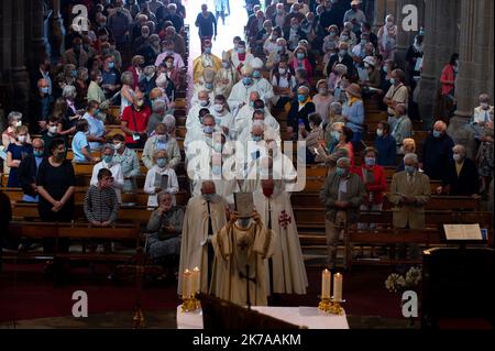 ©PHOTOPQR/OUEST FRANKREICH/Lucie Weeger ; Sainte-Anne-d'Auray ; 26/07/2020 ; Le Grand Pardon de Sainte-Anne d'Auray est maintenu malgré la crise sanitaire . En temps normal, le troisème pèlerinage de France accueille 15 000 personnes. Cette année, les pélerins doivent réserver par le site Internet les messes aux quelles ils souhaitent assister, puisque la basilique Sainte-Anne d'Auray ne peut accueillir que 5000 personnes pour respecter les mesures sanitaires. Le Port du Masque est obligatoire, et un système de marquage a été mis place pour inviter les fidèles à respecter les gestes barrières. 2èm Stockfoto