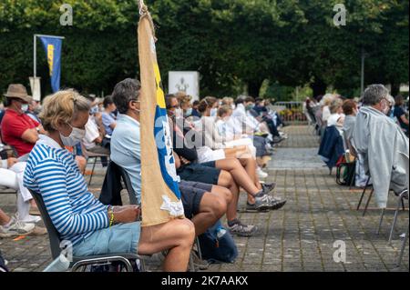 ©PHOTOPQR/OUEST FRANKREICH/Lucie Weeger ; Sainte-Anne-d'Auray ; 26/07/2020 ; Le Grand Pardon de Sainte-Anne d'Auray est maintenu malgré la crise sanitaire . En temps normal, le troisème pèlerinage de France accueille 15 000 personnes. Cette année, les pélerins doivent réserver par le site Internet les messes aux quelles ils souhaitent assister, puisque la basilique Sainte-Anne d'Auray ne peut accueillir que 5000 personnes pour respecter les mesures sanitaires. Le Port du Masque est obligatoire, et un système de marquage a été mis place pour inviter les fidèles à respecter les gestes barrières. 2èm Stockfoto