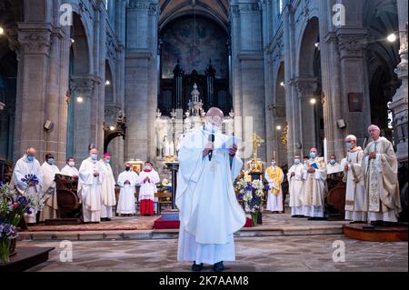 ©PHOTOPQR/OUEST FRANKREICH/Lucie Weeger ; Sainte-Anne-d'Auray ; 26/07/2020 ; Le Grand Pardon de Sainte-Anne d'Auray est maintenu malgré la crise sanitaire . En temps normal, le troisème pèlerinage de France accueille 15 000 personnes. Cette année, les pélerins doivent réserver par le site Internet les messes aux quelles ils souhaitent assister, puisque la basilique Sainte-Anne d'Auray ne peut accueillir que 5000 personnes pour respecter les mesures sanitaires. Le Port du Masque est obligatoire, et un système de marquage a été mis place pour inviter les fidèles à respecter les gestes barrières. 2èm Stockfoto