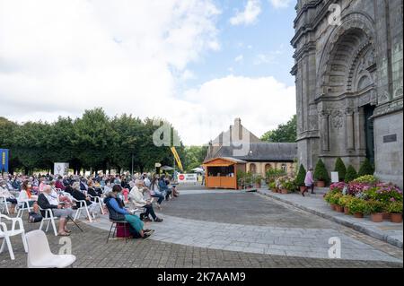 ©PHOTOPQR/OUEST FRANKREICH/Lucie Weeger ; Sainte-Anne-d'Auray ; 26/07/2020 ; Le Grand Pardon de Sainte-Anne d'Auray est maintenu malgré la crise sanitaire . En temps normal, le troisème pèlerinage de France accueille 15 000 personnes. Cette année, les pélerins doivent réserver par le site Internet les messes aux quelles ils souhaitent assister, puisque la basilique Sainte-Anne d'Auray ne peut accueillir que 5000 personnes pour respecter les mesures sanitaires. Le Port du Masque est obligatoire, et un système de marquage a été mis place pour inviter les fidèles à respecter les gestes barrières. 2èm Stockfoto