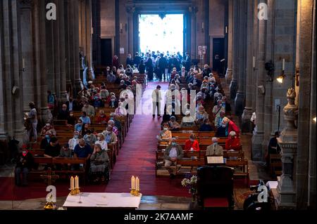 ©PHOTOPQR/OUEST FRANKREICH/Lucie Weeger ; Sainte-Anne-d'Auray ; 26/07/2020 ; Le Grand Pardon de Sainte-Anne d'Auray est maintenu malgré la crise sanitaire . En temps normal, le troisème pèlerinage de France accueille 15 000 personnes. Cette année, les pélerins doivent réserver par le site Internet les messes aux quelles ils souhaitent assister, puisque la basilique Sainte-Anne d'Auray ne peut accueillir que 5000 personnes pour respecter les mesures sanitaires. Le Port du Masque est obligatoire, et un système de marquage a été mis place pour inviter les fidèles à respecter les gestes barrières. 2èm Stockfoto