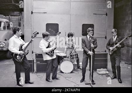 DIE ENGLISCHE Popgruppe, DIE 1964 in einer Garage im Norden Londons mit Honey Lantree o Drums probt und den Van der Gruppe fährt, WIRD VON HONEY Lantree GEPROBT Stockfoto