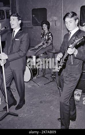 DIE ENGLISCHE Popgruppe, DIE 1964 in einer Garage im Norden Londons mit Honey Lantree o Drums probt und den Van der Gruppe fährt, WIRD VON HONEY Lantree GEPROBT Stockfoto