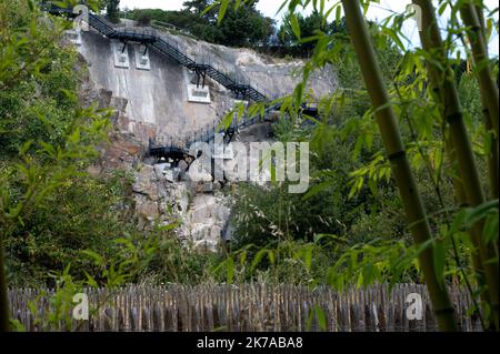 ©PHOTOPQR/OUEST FRANCE/Lucie Weeger ; Nantes ; 28/07/2020 ; Le Jardin extraordinaire, à Nantes, A été aménagé au sein d'une ancienne Carrière de Granit désaffectée. L'idée est de recréer l'univers féérique des Voyages Extraordinaires de Jules Verne dont la maison natale est située tout à proximité qui a par ailleurs guidé le choix de ces plantes luxuriantes. UN escalier desiné par François Delarozière est en construction. Il permettra de rejoindre plus facilement le haut de la falaise vers l'intérieur du Parc. - 2020/07/28. Der außergewöhnliche Garten in Nantes wurde in einem ehemaligen Steinbruch von erbaut Stockfoto