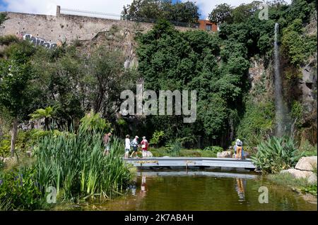 ©PHOTOPQR/OUEST FRANCE/Lucie Weeger ; Nantes ; 28/07/2020 ; Le Jardin extraordinaire, à Nantes, A été aménagé au sein d'une ancienne Carrière de Granit désaffectée. L'idée est de recréer l'univers féérique des Voyages Extraordinaires de Jules Verne dont la maison natale est située tout à proximité qui a par ailleurs guidé le choix de ces plantes luxuriantes. - 2020/07/28. Der außergewöhnliche Garten in Nantes wurde in einem ehemaligen Steinbruch aus verlassenen Granit erbaut. Die Idee ist es, das magische Universum der außergewöhnlichen Reisen von Jules Verne, dessen Geburtsort befindet sich in unmittelbarer Nähe, neu zu erstellen Stockfoto