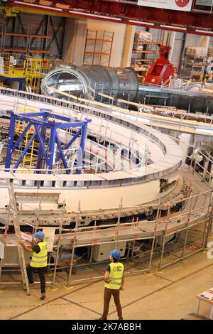 ©PHOTOPQR/LA PROVENCE/DUCLET Stéphane ; Manosque ; 28/07/2020 ; Lancement de l'assemblage de la machine ( Tokamak ) du chantier ITER. Atelier de Fabrication des Bobines. - Nach Jahrzehnten der Konstruktion, Fertigung und Vorbereitung beginnt 2020 mit der Montage der ITER-Maschine. FRANKREICH, MANOSQUE JULI 28 2020 Stockfoto