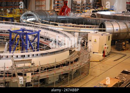 ©PHOTOPQR/LA PROVENCE/DUCLET Stéphane ; Manosque ; 28/07/2020 ; Lancement de l'assemblage de la machine ( Tokamak ) du chantier ITER. Atelier de Fabrication des Bobines. - Nach Jahrzehnten der Konstruktion, Fertigung und Vorbereitung beginnt 2020 mit der Montage der ITER-Maschine. FRANKREICH, MANOSQUE JULI 28 2020 Stockfoto