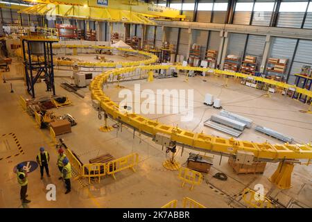 ©PHOTOPQR/LA PROVENCE/DUCLET Stéphane ; Manosque ; 28/07/2020 ; Lancement de l'assemblage de la machine ( Tokamak ) du chantier ITER. Atelier de Fabrication des Bobines. - Nach Jahrzehnten der Konstruktion, Fertigung und Vorbereitung beginnt 2020 mit der Montage der ITER-Maschine. FRANKREICH, MANOSQUE JULI 28 2020 Stockfoto