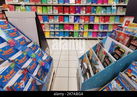 ©Julien Mattia / Le Pictorium/MAXPPP - Julien Mattia / Le Pictorium - 02/07/2020 - Frankreich / Ile-de-France / Paris - Les fournitures scolaires pour les eleves s'entassent dans les rayons d'une grande surface parisienne, le 11 Juillet 2020 / 02/07/2020 - Frankreich / Ile-de-France (Region) / Paris - Schulbedarf für Schüler stapelt sich in den Regalen eines großen Pariser Supermarkts, 11. Juli 2020 Stockfoto