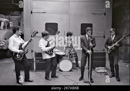 DIE ENGLISCHE Popgruppe, DIE 1964 in einer Garage im Norden Londons mit Honey Lantree o Drums probt und den Van der Gruppe fährt, WIRD VON HONEY Lantree GEPROBT Stockfoto