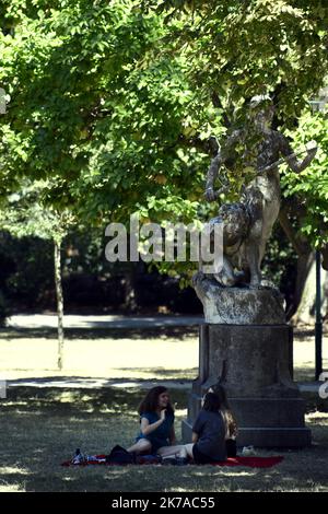 ©PHOTOPQR/L'EST REPUBLICAIN/ALEXANDRE MARCHI ; NANCY ; 31/07/2020 ; UMWELT - HÖHEPUNKT - CHALEUR - CANICULE - TEMPERATUR HAUTE - METEOROLOGIE - METEO - BEAU TEMPS. Nancy 31 Juillet 2020. UN groupe de jeunes à la Recherche de fraîcheur au pied d'une Statue dans le Parc de la Pépinière. FOTO Alexandre MARCHI. - 2020/07/31. Heißes Wetter in Frankreich. Stockfoto