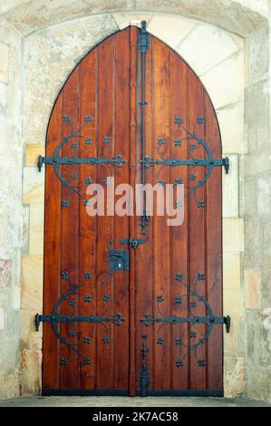 Alte mittelalterliche Holztüren mit Metallscharnieren in der mittelböhmischen Region der Tschechischen Republik, Kutná Hora, UNESCO-Weltkulturerbe. Stockfoto