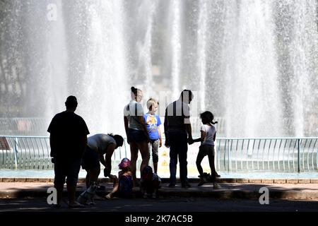 ©PHOTOPQR/L'EST REPUBLICAIN/ALEXANDRE MARCHI ; NANCY ; 31/07/2020 ; UMWELT - HÖHEPUNKT - CHALEUR - CANICULE - TEMPERATUR HAUTE - METEOROLOGIE - METEO - BEAU TEMPS - EAU - FRAICHEUR. Nancy 31 Juillet 2020. Des personnes à la Recherche de la fraîcheur près du bassin à Jet d'Eau du Parc de la Pépinière. FOTO Alexandre MARCHI. - 2020/07/31. Heißes Wetter in Frankreich. Stockfoto