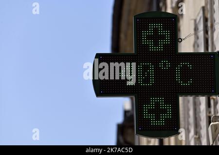 ©PHOTOPQR/L'EST REPUBLICAIN/ALEXANDRE MARCHI ; NANCY ; 31/07/2020 ; UMWELT - HÖHEPUNKT - CHALEUR - CANICULE - TEMPERATUR HAUTE - METEOROLOGIE - METEO - BEAU TEMPS. Nancy 31 Juillet 2020. L'enseigne d'une pharmacie indique une température de 40 degrés en plein Soleil dans une rue de Nancy. FOTO Alexandre MARCHI. - 2020/07/31. Heißes Wetter in Frankreich. Stockfoto