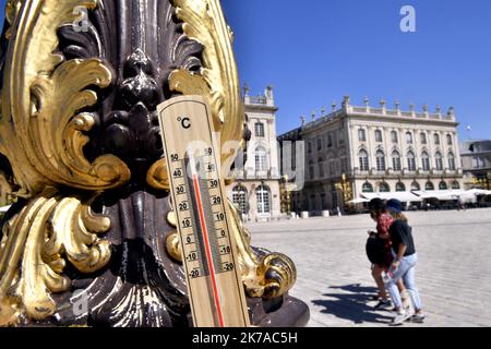 ©PHOTOPQR/L'EST REPUBLICAIN/ALEXANDRE MARCHI ; NANCY ; 31/07/2020 ; UMWELT - KLIMA - CHALEUR - CANICULE - TEMPERATUR HAUTE - METEOROLOGIE - METEO - BEAU TEMPS - CIEL BLEU - THERMOMETER. Nancy 31 Juillet 2020. Des personnes sur la Place Stanisals en plein Soleil, pending la canicule sur Nancy, alors que le thermomètre indique 40 degrès. FOTO Alexandre MARCHI. - 2020/07/31. Heißes Wetter in Frankreich. Stockfoto