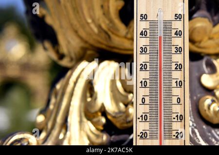 ©PHOTOPQR/L'EST REPUBLICAIN/ALEXANDRE MARCHI ; NANCY ; 31/07/2020 ; UMWELT - KLIMA - CHALEUR - CANICULE - TEMPERATUR HAUTE - METEOROLOGIE - METEO - BEAU TEMPS - CIEL BLEU - THERMOMETER. Nancy 31 Juillet 2020. Des personnes sur la Place Stanisals en plein Soleil, pending la canicule sur Nancy, alors que le thermomètre dépasse les 40 degrès. FOTO Alexandre MARCHI. - 2020/07/31. Heißes Wetter in Frankreich. Stockfoto