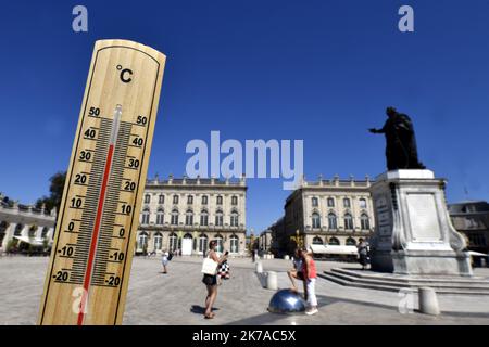 ©PHOTOPQR/L'EST REPUBLICAIN/ALEXANDRE MARCHI ; NANCY ; 31/07/2020 ; UMWELT - KLIMA - CHALEUR - CANICULE - TEMPERATUR HAUTE - METEOROLOGIE - METEO - BEAU TEMPS - CIEL BLEU - THERMOMETER. Nancy 31 Juillet 2020. Des personnes sur la Place Stanisals en plein Soleil, pending la canicule sur Nancy, alors que le thermomètre indique près de 40 degrès. FOTO Alexandre MARCHI. - 2020/07/31. Heißes Wetter in Frankreich. Stockfoto