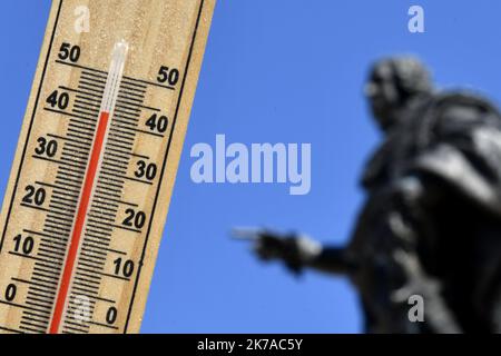 ©PHOTOPQR/L'EST REPUBLICAIN/ALEXANDRE MARCHI ; NANCY ; 31/07/2020 ; UMWELT - KLIMA - CHALEUR - CANICULE - TEMPERATUR HAUTE - METEOROLOGIE - METEO - BEAU TEMPS - CIEL BLEU - THERMOMETER. Nancy 31 Juillet 2020. Des personnes sur la Place Stanisals en plein Soleil, pending la canicule sur Nancy, alors que le thermomètre dépasse les 40 degrès. FOTO Alexandre MARCHI. - 2020/07/31. Heißes Wetter in Frankreich. Stockfoto