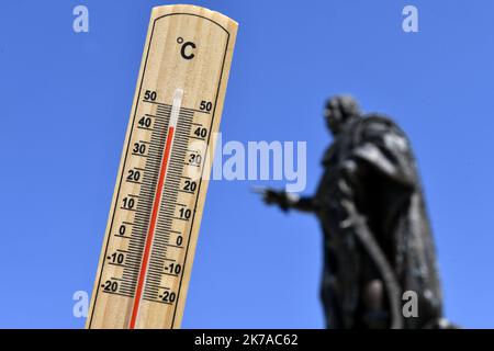 ©PHOTOPQR/L'EST REPUBLICAIN/ALEXANDRE MARCHI ; NANCY ; 31/07/2020 ; UMWELT - KLIMA - CHALEUR - CANICULE - TEMPERATUR HAUTE - METEOROLOGIE - METEO - BEAU TEMPS - CIEL BLEU - THERMOMETER. Nancy 31 Juillet 2020. Des personnes sur la Place Stanisals en plein Soleil, pending la canicule sur Nancy, alors que le thermomètre dépasse les 40 degrès. FOTO Alexandre MARCHI. - 2020/07/31. Heißes Wetter in Frankreich. Stockfoto