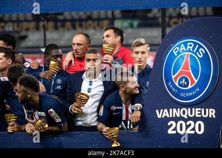 Aurelien Morissard / IP3; Paris Saint Germain's Kylian Mbappe feiert mit Teamkollegen nach dem Gewinn des League Cup-Fußballfinalspiels zwischen Paris Saint Germain (PSG) und Olympique Lyonnais (OL) im Stade de France in Saint-Denis bei Paris, Frankreich, 31. Juli 2020. Stockfoto