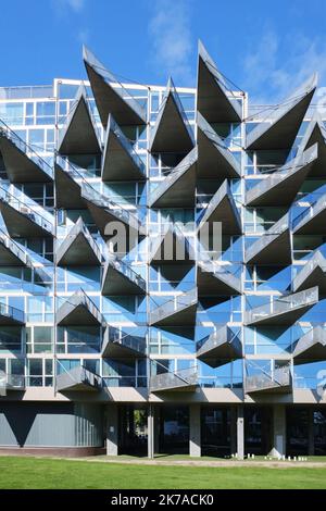 Kopenhagen, Dänemark - September 2022: VM-Häuser mit modern aussehenden Dreiecksbalkonen, entworfen von JDS und Bjarke Ingels Group, Bezirk Orestad Stockfoto