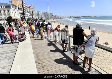 ©PHOTOPQR/OUEST FRANKREICH/Marc ROGER ; LES SABLES D'OLONNE ; 01/08/2020 ; Le remblai des Sables d'Olonne sera fermé à partir de ce Samedi et pour une semaine , une heure et demie avant et après la marée haute . Afin d'éviter la foule sur le sable. Aus Angst vor Überfüllung schließen Sables-d'Olonne ihre Strände bei Flut am 1. August 2020 Stockfoto