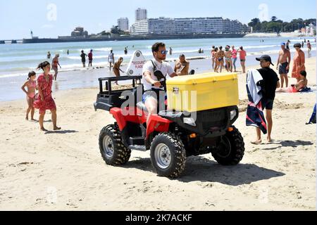 ©PHOTOPQR/OUEST FRANKREICH/Marc ROGER ; LES SABLES D'OLONNE ; 01/08/2020 ; Le remblai des Sables d'Olonne sera fermé à partir de ce Samedi et pour une semaine , une heure et demie avant et après la marée haute . Afin d'éviter la foule sur le sable. Aus Angst vor Überfüllung schließen Sables-d'Olonne ihre Strände bei Flut am 1. August 2020 Stockfoto