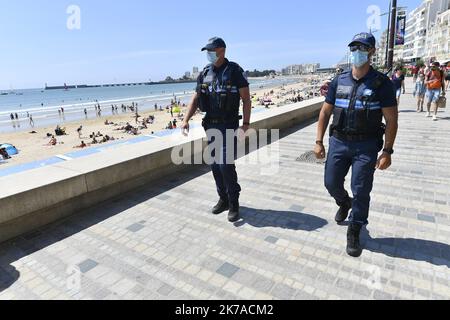 ©PHOTOPQR/OUEST FRANKREICH/Marc ROGER ; LES SABLES D'OLONNE ; 01/08/2020 ; Le remblai des Sables d'Olonne sera fermé à partir de ce Samedi et pour une semaine , une heure et demie avant et après la marée haute . Afin d'éviter la foule sur le sable. Aus Angst vor Überfüllung schließen Sables-d'Olonne ihre Strände bei Flut am 1. August 2020 Stockfoto