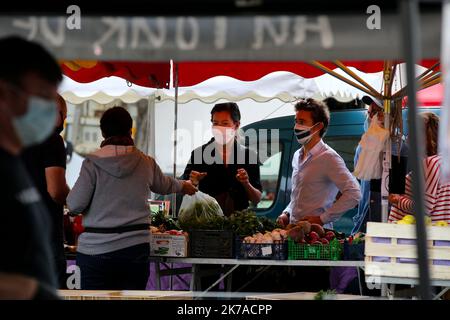 ©PHOTOPQR/VOIX DU Nord/Baziz Chibane ; 02/08/2020 ; LILLE - Le : 02/08/2020 - Derniere journee avant le Port du Masque obligatoire dans les rues pour lutter contre le covid 19. ICI, Le marche du vieux Lille. FOTO: BAZIZ CHIBANE/LA VOIX DU Nord ; LILLE - der: 08/02/2020 - Letzter Tag vor dem Tragen der obligatorischen Maske auf den Straßen gegen den Covid 19. Hier der Markt der Altstadt von Lille. Stockfoto