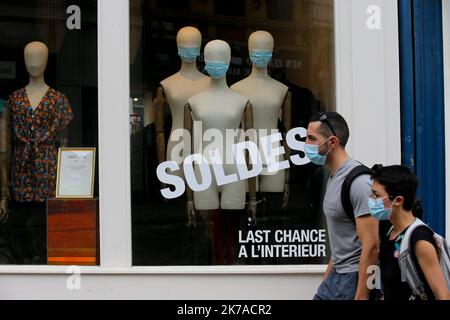 ©PHOTOPQR/VOIX DU Nord/Baziz Chibane ; 02/08/2020 ; LILLE - Le : 02/08/2020 - Derniere journee avant le Port du Masque obligatoire dans les rues pour lutter contre le covid 19. FOTO: BAZIZ CHIBANE/LA VOIX DU Nord ; LILLE - der: 08/02/2020 - Letzter Tag vor dem Tragen der obligatorischen Maske auf den Straßen gegen den Covid 19. Hier der Markt der Altstadt von Lille. Stockfoto