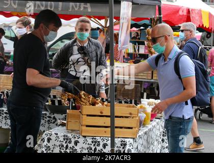 ©PHOTOPQR/VOIX DU Nord/Baziz Chibane ; 02/08/2020 ; LILLE - Le : 02/08/2020 - Derniere journee avant le Port du Masque obligatoire dans les rues pour lutter contre le covid 19. ICI, Le marche du vieux Lille. FOTO: BAZIZ CHIBANE/LA VOIX DU Nord ; LILLE - der: 08/02/2020 - Letzter Tag vor dem Tragen der obligatorischen Maske auf den Straßen gegen den Covid 19. Hier der Markt der Altstadt von Lille. Stockfoto