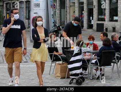 ©PHOTOPQR/VOIX DU Nord/Baziz Chibane ; 02/08/2020 ; LILLE - Le : 02/08/2020 - Derniere journee avant le Port du Masque obligatoire dans les rues pour lutter contre le covid 19. ICI, Le marche du vieux Lille. FOTO: BAZIZ CHIBANE/LA VOIX DU Nord ; LILLE - der: 08/02/2020 - Letzter Tag vor dem Tragen der obligatorischen Maske auf den Straßen gegen den Covid 19. Hier der Markt der Altstadt von Lille. Stockfoto