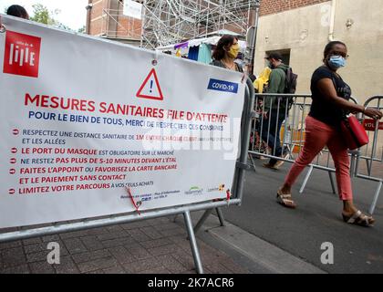 ©PHOTOPQR/VOIX DU Nord/Baziz Chibane ; 02/08/2020 ; LILLE - Le : 02/08/2020 - Derniere journee avant le Port du Masque obligatoire dans les rues pour lutter contre le covid 19. ICI, marche de Wazemmes. FOTO: BAZIZ CHIBANE/LA VOIX DU Nord ; LILLE - der: 08/02/2020 - Letzter Tag vor dem Tragen der obligatorischen Maske auf den Straßen gegen den Covid 19. Hier der Markt der Altstadt von Lille. Stockfoto