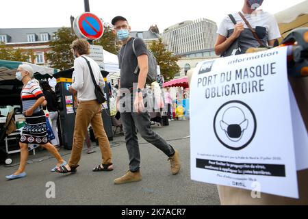 ©PHOTOPQR/VOIX DU Nord/Baziz Chibane ; 02/08/2020 ; LILLE - Le : 02/08/2020 - Derniere journee avant le Port du Masque obligatoire dans les rues pour lutter contre le covid 19. ICI, Le marche du vieux Lille. FOTO: BAZIZ CHIBANE/LA VOIX DU Nord ; LILLE - der: 08/02/2020 - Letzter Tag vor dem Tragen der obligatorischen Maske auf den Straßen gegen den Covid 19. Hier der Markt der Altstadt von Lille. Stockfoto