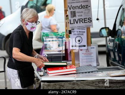 ©PHOTOPQR/VOIX DU Nord/Baziz Chibane ; 02/08/2020 ; LILLE - Le : 02/08/2020 - Derniere journee avant le Port du Masque obligatoire dans les rues pour lutter contre le covid 19. ICI, Le marche du vieux Lille. FOTO: BAZIZ CHIBANE/LA VOIX DU Nord ; LILLE - der: 08/02/2020 - Letzter Tag vor dem Tragen der obligatorischen Maske auf den Straßen gegen den Covid 19. Hier der Markt der Altstadt von Lille. Stockfoto