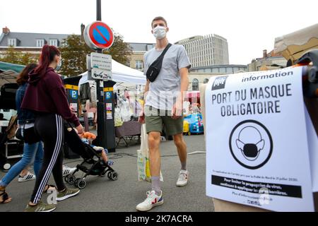 ©PHOTOPQR/VOIX DU Nord/Baziz Chibane ; 02/08/2020 ; LILLE - Le : 02/08/2020 - Derniere journee avant le Port du Masque obligatoire dans les rues pour lutter contre le covid 19. ICI, Le marche du vieux Lille. FOTO: BAZIZ CHIBANE/LA VOIX DU Nord ; LILLE - der: 08/02/2020 - Letzter Tag vor dem Tragen der obligatorischen Maske auf den Straßen gegen den Covid 19. Hier der Markt der Altstadt von Lille. Stockfoto