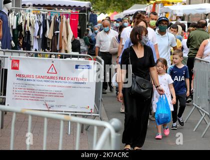 ©PHOTOPQR/VOIX DU Nord/Baziz Chibane ; 02/08/2020 ; LILLE - Le : 02/08/2020 - Derniere journee avant le Port du Masque obligatoire dans les rues pour lutter contre le covid 19. ICI, marche de Wazemmes. FOTO: BAZIZ CHIBANE/LA VOIX DU Nord ; LILLE - der: 08/02/2020 - Letzter Tag vor dem Tragen der obligatorischen Maske auf den Straßen gegen den Covid 19. Hier der Markt der Altstadt von Lille. Stockfoto