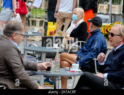 ©PHOTOPQR/VOIX DU Nord/Baziz Chibane ; 02/08/2020 ; LILLE - Le : 02/08/2020 - Derniere journee avant le Port du Masque obligatoire dans les rues pour lutter contre le covid 19. ICI, Le marche du vieux Lille. FOTO: BAZIZ CHIBANE/LA VOIX DU Nord ; LILLE - der: 08/02/2020 - Letzter Tag vor dem Tragen der obligatorischen Maske auf den Straßen gegen den Covid 19. Hier der Markt der Altstadt von Lille. Stockfoto