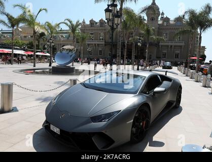 ©PHOTOPQR/NICE MATIN/Cyril Dodergny ; Monaco ; 02/08/2020 ; Monaco le 02/08/2020 - Rassemblement d'une soixantaine de Lamborghini dvant le Casino de Monte-Carlo Lamborghini Rallye vor dem Monte-Carlo Casino am August 2, 2020 Stockfoto