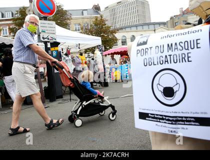 ©PHOTOPQR/VOIX DU Nord/Baziz Chibane ; 02/08/2020 ; LILLE - Le : 02/08/2020 - Derniere journee avant le Port du Masque obligatoire dans les rues pour lutter contre le covid 19. ICI, Le marche du vieux Lille. FOTO: BAZIZ CHIBANE/LA VOIX DU Nord ; LILLE - der: 08/02/2020 - Letzter Tag vor dem Tragen der obligatorischen Maske auf den Straßen gegen den Covid 19. Hier der Markt der Altstadt von Lille. Stockfoto