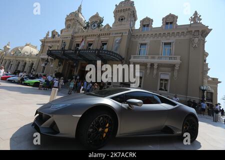 ©PHOTOPQR/NICE MATIN/Cyril Dodergny ; Monaco ; 02/08/2020 ; Monaco le 02/08/2020 - Rassemblement d'une soixantaine de Lamborghini dvant le Casino de Monte-Carlo Lamborghini Rallye vor dem Monte-Carlo Casino am August 2, 2020 Stockfoto