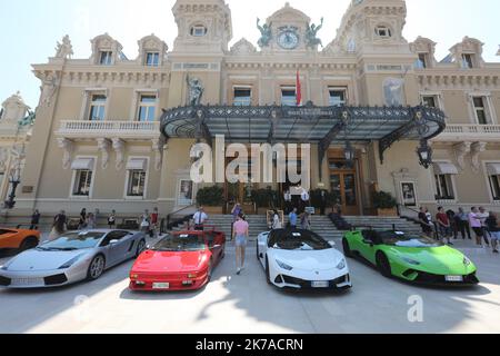 ©PHOTOPQR/NICE MATIN/Cyril Dodergny ; Monaco ; 02/08/2020 ; Monaco le 02/08/2020 - Rassemblement d'une soixantaine de Lamborghini dvant le Casino de Monte-Carlo Lamborghini Rallye vor dem Monte-Carlo Casino am August 2, 2020 Stockfoto