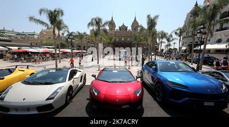 ©PHOTOPQR/NICE MATIN/Cyril Dodergny ; Monaco ; 02/08/2020 ; Monaco le 02/08/2020 - Rassemblement d'une soixantaine de Lamborghini dvant le Casino de Monte-Carlo Lamborghini Rallye vor dem Monte-Carlo Casino am August 2, 2020 Stockfoto